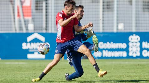 Momento en el que Aimar Oroz sufre el encontronazo con Sergio Herrera que le ha obligado a dejar el entrenamiento Aimar Oroz