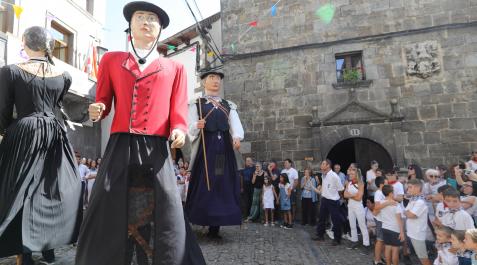 Primeros compases festivos en Ochagavía de la mano de la comparsa de gigantes Primeros compases festivos en Ochagavía de la mano de la comparsa de gigantes