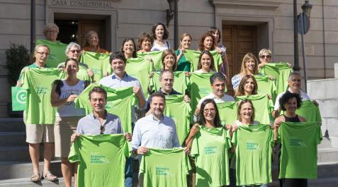 Cáncer Representantes de la AECC y del Ayuntamiento de Tudela, con voluntarios y patrocinadores de la marcha