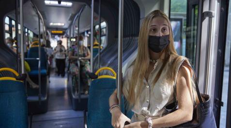 Leyre Macaya Recalde, de 18 años, camino de Pamplona en una villavesa de la línea 4 para estrenar sus clases de Psicología Leyre Macaya Recalde, de 18 años, camino de Pamplona en una villavesa de la línea 4 para estrenar sus clases de Psicología
