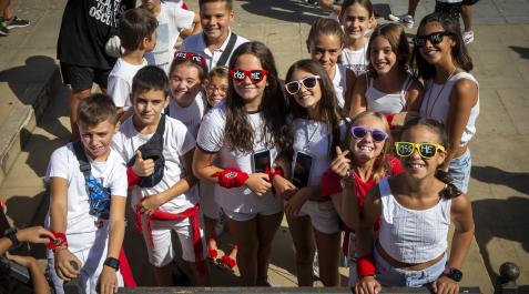 Fiestas de Beriáin Un grujo de adolescentes esperando el estallido del chupinazo