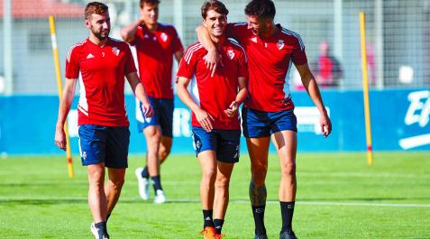 David García abraza a Javi Martínez en la sesión del miércoles David García abraza a Javi Martínez en la sesión del miércoles