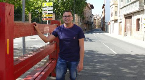 A Casto Alvero ante un vallado de la calle Barón de la Torre.