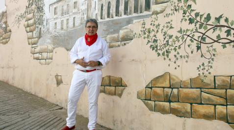 José Ignacio Pardo posa delante del mural de Rachid Aakil ilustrando el antiguo ayuntamiento. José Ignacio Pardo posa delante del mural de Rachid Aakil ilustrando el antiguo ayuntamiento.