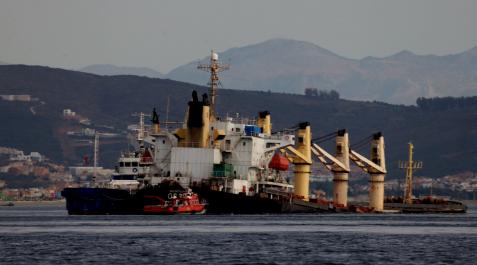 Equipo de salvamento marítimo trabajan planificando el camino a seguir para extraer el combustible del buque granelero OS35 que permanece semihundido junto al Estrecho de Gibraltar, después de colisionar el pasado lunes con otro barco, a 02 de septiembre Equipo de salvamento marítimo trabajan planificando el camino a seguir para extraer el combustible del buque granelero OS35 que permanece semihundido junto al Estrecho de Gibraltar, después de colisionar el pasado lunes con otro barco, a 02 de septiembre de 2022, en Algeciras (Cádiz, Andalucía, España). El alcalde de La Línea de la Concepción (Cádiz), Juan Franco, ha señalado que el vertido ocasionado por el buque OS35 ya ha llegado a la playa del municipio, concretamente a la de Poniente, que se encuentra en la zona de la Bahía de Algeciras, según ha explicado en una entrevista a TVE recogida por Europa Press.