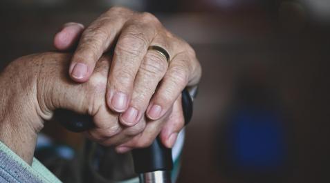 ancianos Las personas con demencia suelen perder su capacidad de comunicarse verbalmente