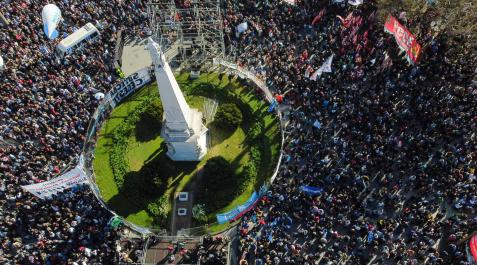 manifestaciones-argentina-Kirchner.jpg Miles de personas que se manifiestan en la Plaza de Mayo en Buenos Aires en apoyo a la vicepresidenta argentina Cristina Fernández de Kirchner tras el atentado en su contra