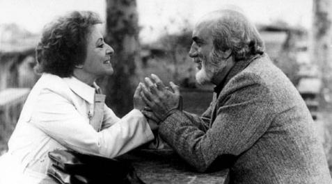 volver-a-empezar Antonio Miguel Albajara (Antonio Ferrandis, el eterno ‘Chanquete’ de ‘Verano azul’) coge las manos de Elena (Encarna Paso), su novia de juventud, en la película ‘Volver a empezar’. La cinta, dirigida por José Luis Garci y que recibió el Óscar a la mejor película extranjera en 1982, cuenta la historia de un exiliado, profesor universitario en Estados Unidos, que regresa a Gijón con la restauración de la democracia. La película es una homenaje a la juventud interrumpida por la Guerra Civil y lanza el mensaje de que “solo se envejece cuando no se ama”