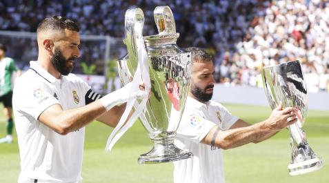 Madrid benzema y Carvajal ofrecen los títulos de la Champions y la Supercopa de Europa antes del inicio del partido contra el Betis