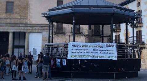 OspaAlsasua Jóvenes en la plaza de Alsasua antes del inicio del Ospa Eguna 2022
