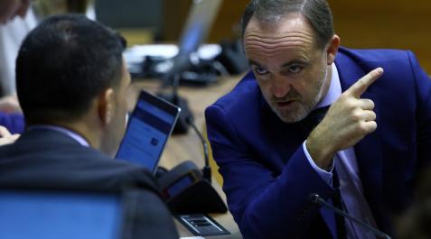 _A_ JOSE CARLOS CORDO (35556332) El portavoz de Navarra Suma y líder de UPN, Javier Esparza, habla con Javier García, del PP, en un pleno del Parlamento