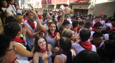 COHETE PERALTA Las calles vibraron con la charanga y el ambiente festivo