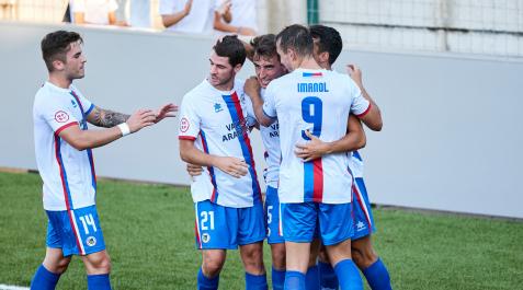 El central Aimar Collante (3º izda) recibe la felicitación de Soroa, Yoldi, Dios y Etxeberria tras materializar el penalti que supuso el 1-0