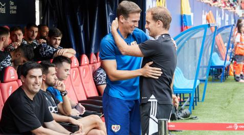 Afectuoso saludo entre Iñigo Pérez, segundo entrenador del Rayo, y Jagoba Arrasate Afectuoso saludo entre Iñigo Pérez, segundo entrenador del Rayo, y Jagoba Arrasate