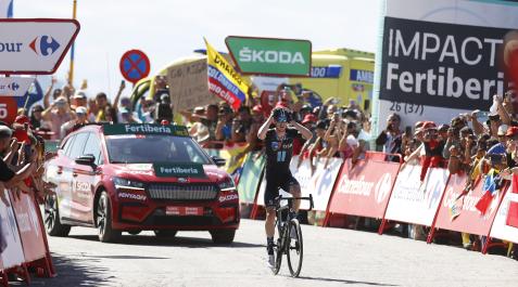 Vuelta Arensman cruza emocionado la meta tras imponerse en la cumbre de Sierra nevada