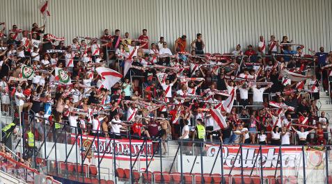 RayoSadar Aficionados del Rayo Vallecano animan a los suyos en El Sadar