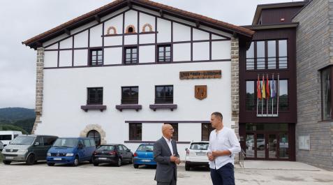 ayuntamiento-larraun-transporte El consejero de Cohesión Territorial, Bernardo Ciriza, y el alcalde de Larraun, Mikel Huarte, durante la visita al ayuntamiento de la localidad para la firma del convenio de transporte a demanda