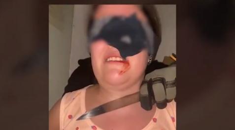 secuestro-tenerife Un momento del vídeo en el que la joven simulaba que estaba secuestrada y que le amenazaban con un cuchillo