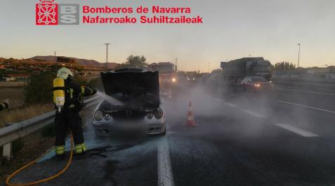 Imagen de un bombero apagando el fuego originado en un vehículo en la AP-15 Imagen de un bombero apagando el fuego originado en un vehículo en la AP-15