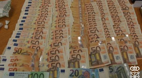Los agentes localizaron en su vivienda1.220 gramos de cocaína (123 dosis preparadas para su distribución), 2 kilos de marihuana, 30 gramos de speed, una pequeña cantidad de hachis, 11.900 euros en metálico y diversos instrumentos relacionados con el delit Los agentes localizaron en su vivienda 1.220 gramos de cocaína (123 dosis preparadas para su distribución), 2 kilos de marihuana, 30 gramos de speed, una pequeña cantidad de hachis, 11.900 euros en metálico y diversos instrumentos relacionados con el delit