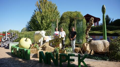 Feria-Navarra-Ecologicaa-Noain Sebastián Marco, alcalde de Noáin; Itziar Gómez, consejera de Desarrollo Rural y Medio Ambiente, y Mirian Otxotorena, presidenta de CPAEN/NNPEK, en la presentación de la feria