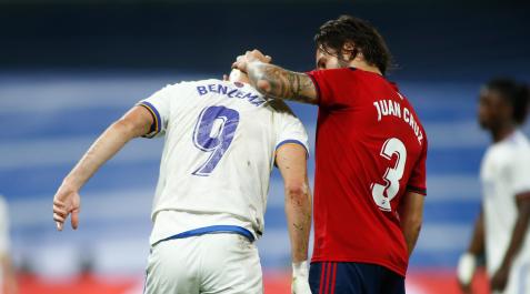 Benzema y Juan Cruz se saludan en el Santiago Bernabéu Benzema y Juan Cruz se saludan en el Santiago Bernabéu