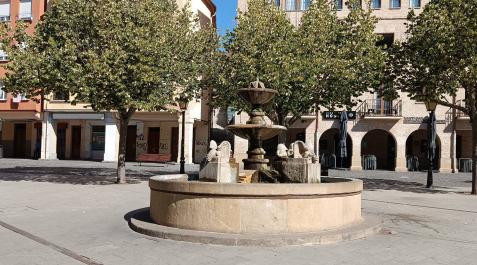 En la fuente de la plaza de Santiago se ha reducido el flujo de agua de los caños En la fuente de la plaza de Santiago se ha reducido el flujo de agua de los caños