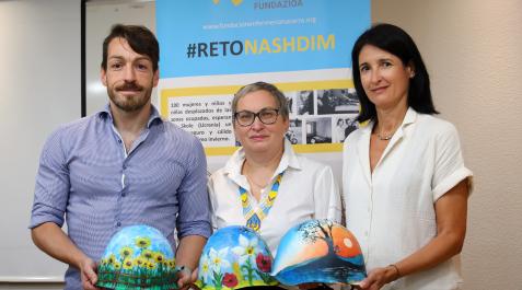 Eduardo Prieto Iglesias, Nadiya Sohor e Isabel Iturrioz con cascos de guerra pintados por niños ucranianos Eduardo Prieto Iglesias, Nadiya Sohor e Isabel Iturrioz con cascos de guerra pintados por niños ucranianos