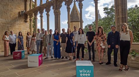Los participantes en el encuentro Impulsar Navarra celebrado ayer en Olite posan en el Palacio Real antes del inicio del encuentro Los participantes en el encuentro Impulsar Navarra celebrado ayer en Olite posan en el Palacio Real antes del inicio del encuentro