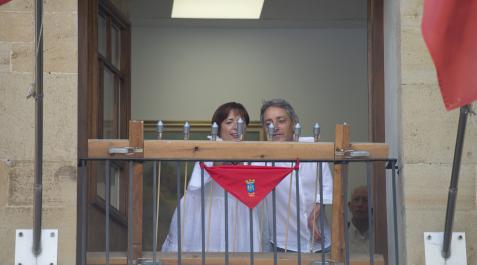 Ujué Arantxa Murillo, alcaldesa de Murillo el Fruto, y Javier Igal, de Carcastillo, prenden el cohete de fiestas de Ujué, este miércoles.