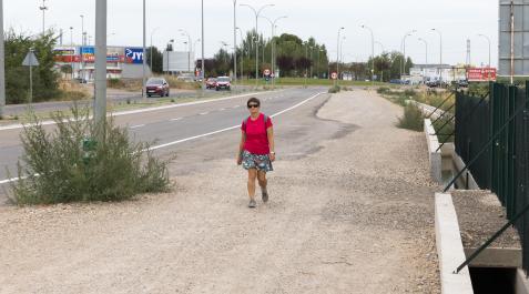 bici Una mujer camina por la zona del carril bici realizada en la primera fase para enlazarla con la de Fontellas