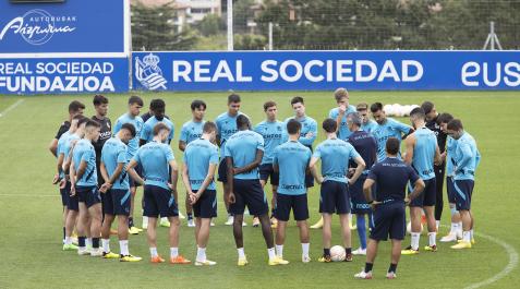 RSociedad La plantilla de la Real se ejercita antes de viajar rumbo a Manchester