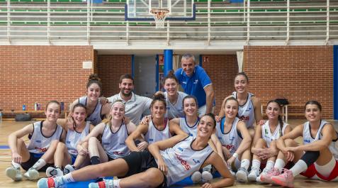 La nueva plantilla del Osés Construcción Ardoi junto a sus entrenadores Juantxo Ferreira y David Benito en el Polideportivo Municipal de Zizur. 
P:
L: Zizur
T: Baloncesto. OsÃ©s Ardoi.