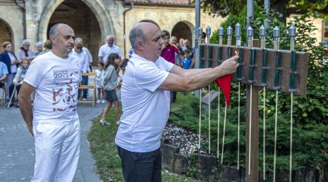 Raúl y Jesús Mendoza en el instante de prender el cohete Raúl y Jesús Mendoza en el instante de prender el cohete