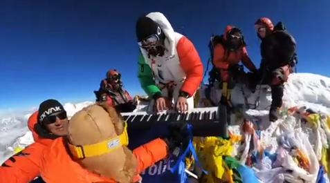 Everest El mexicano Juan Diego Martínez Álvarez con el teclado electrónico en la cima del Everest