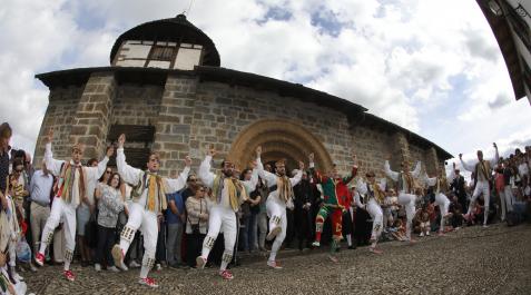 Los danzantes de Ochagavía, en su interpretación en la ermita de Muskilda. Los danzantes de Ochagavía, en su interpretación en la ermita de Muskilda.