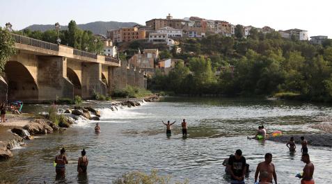 Cáseda Un grupo de personas se refrescan en el río en Cáseda