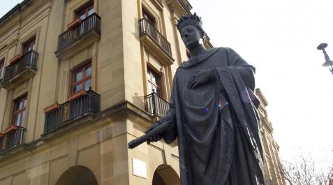carlos III Estatua de Carlos III al comienzo de la avenida a la que da nombre en Pamplona