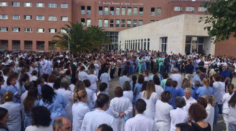 Imagen de la concentración de repulsa contra la agresión sexual sufrida por una trabajadora sanitaria en el Hospital Universitario de Navarra Imagen de la concentración de repulsa contra la agresión sexual sufrida por una trabajadora sanitaria en el Hospital Universitario de Navarra