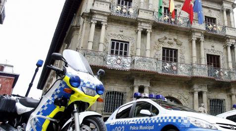 policia municipal Vehículos de la Policía Municipal, frente al Ayuntamiento de Pamplona