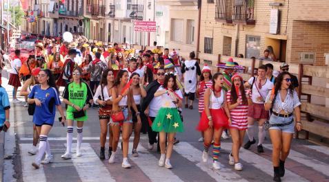 peña Los participantes en el pasacalles, la mayoría disfrazados, que les condujo hasta el pabellón La Cereza