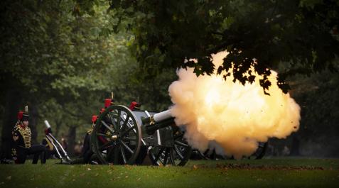 Los artilleros de la Royal Horse Artillery Troop del Rey disparan un saludo de 96 cañonazos en honor a la Reina Isabel II en Hyde Park en Londres Los artilleros de la Royal Horse Artillery Troop del Rey disparan un saludo de 96 cañonazos en honor a la Reina Isabel II en Hyde Park en Londres