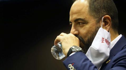 RAlzorriz El portavoz del PSN, Ramón Alzórriz, bebiendo agua en el Parlamento en una imagen de archivo