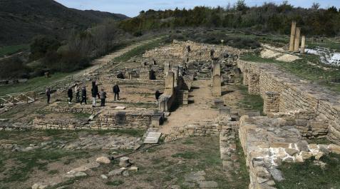 Varias personas, realizando una visita a la parte alta de la ciudad romana de Santa Criz, donde se conservan los restos del Foro, el único visitable en Navarra.