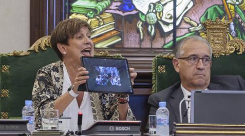 pleno-9-sept Ana Elizalde (NA+) muestra una foto de Asiron en la calle Curia durante el pleno de ayer