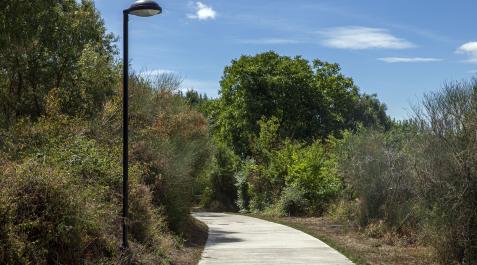 Parque fluvial Farolas led en el entorno del parque fluvial.