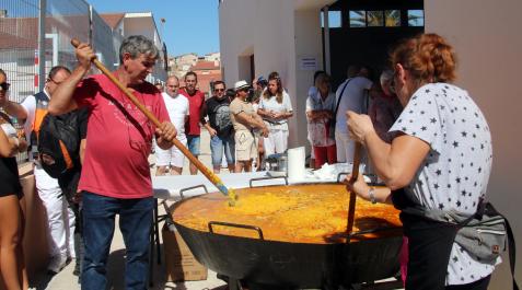 Los cocineros, preparando la paella que se sirvió este sábado Los cocineros, preparando la paella que se sirvió este sábado