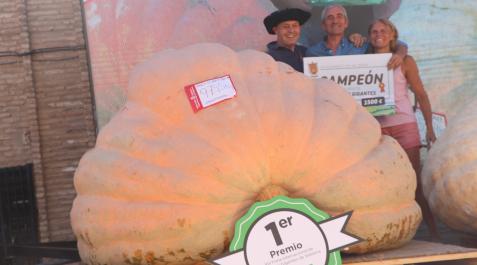 El ganador, a la izda., con la txapela y su calabaza El ganador, a la izda., con la txapela y su calabaza