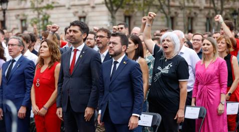 El presidente de la Generalitat, Pere Aragonès (c), junto a Jordi Puigneró (3i), Laura Vilagrá (2i), Jaume Giró (i), y su esposa Janina Juli (d), durante el acto organizado por Òmnium Cultural con motivo de la Diada del 11 de septiembre, este domingo en B El presidente de la Generalitat, Pere Aragonès (c), junto a Jordi Puigneró (3i), Laura Vilagrá (2i), Jaume Giró (i), y su esposa Janina Juli (d), durante el acto organizado por Òmnium Cultural con motivo de la Diada del 11 de septiembre, este domingo en Barcelona
