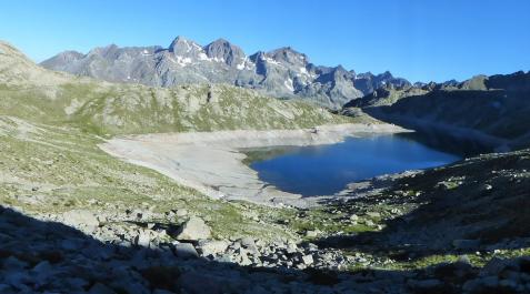 Ibón de Barazatos con el Pico Brazato al fondo Ibón de Barazatos con el Pico Brazato al fondo